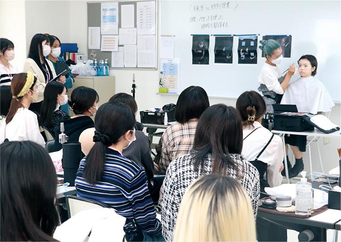 現役メイクアップアーティストによる特別授業　大村美容ファッション専門学校