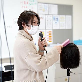 第一線で活躍するプロからの直接指導　大村美容ファッション専門学校