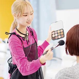 第一線で活躍するプロからの直接指導　大村美容ファッション専門学校