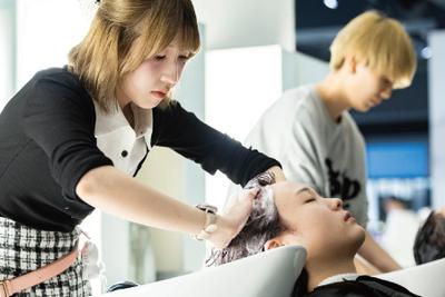 シャンプー| ヘアメイクアップアーティスト科 | 美容専門学校は大村美容ファッション専門学校