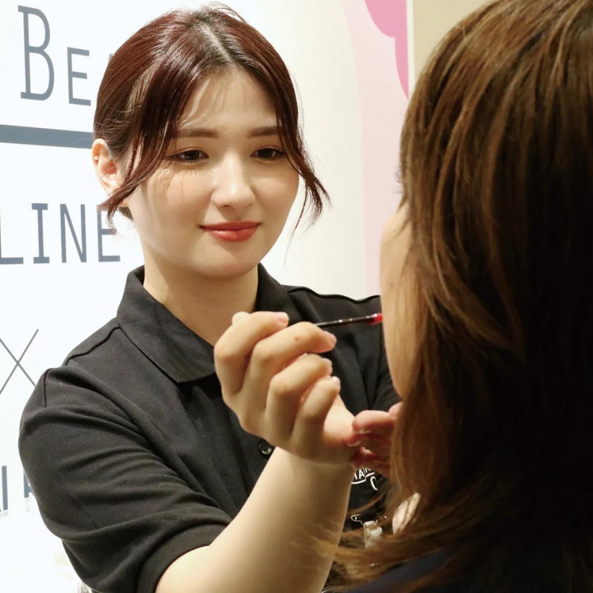 【日本初!】 博多マルイに常設したオオムラ独自のショップ　大村美容ファッション専門学校