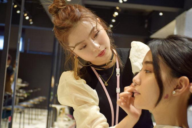 ヘアメイクアーティストになるには 専門学校が教える進路選び 大村美容ファッション専門学校