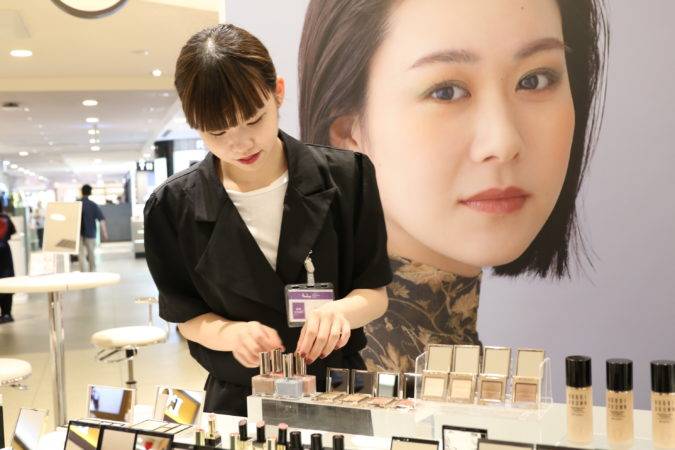 【高校生必見】化粧品会社の美容部員ってどんな仕事？やりがい・魅力を紹介！