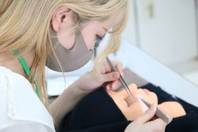 【高校生必見】アイリストになるには？必要な資格・専門学校・仕事内容を徹底解説！