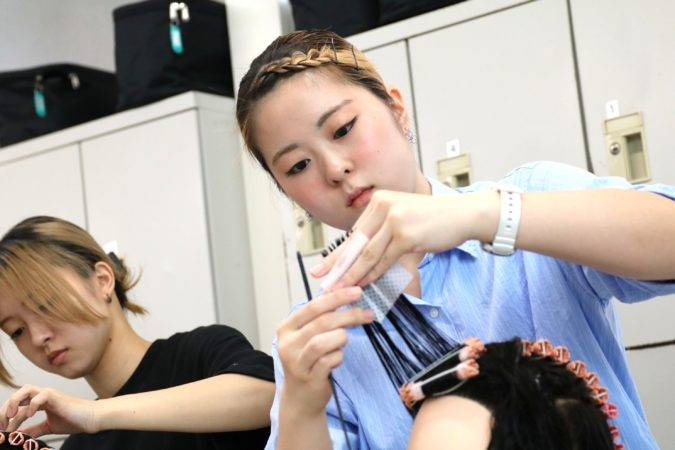 【伝統】美容科1年生の“1000本巻き”に挑戦！｜福岡の美容専門学校
