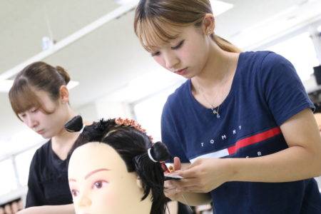 【伝統】美容科1年生の“1000本巻き”に挑戦！｜福岡の美容専門学校