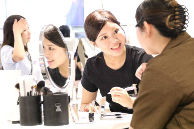 博多阪急でメイク体験！1階＆6階で美容学生と一緒に楽しむコスメイベント