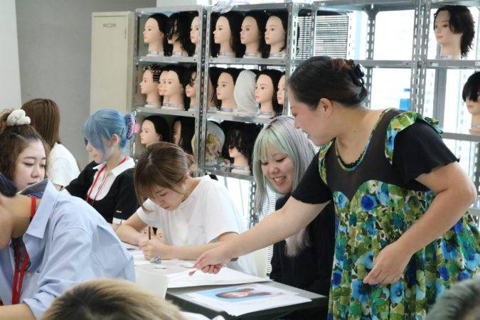 就職試験対策にも！外部講師によるデッサン授業で人物模写をマスターしよう！