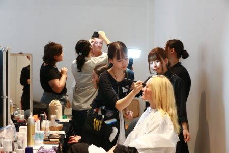 【パリコレ研修レポート】OMULAの学生が「VAUTRAIT 2026 S/S」バックステージにアシスタントで参加！