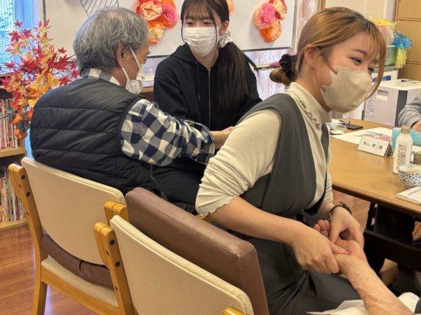 メイクアップ科1・2年生が高齢者福祉施設でボランティアへ