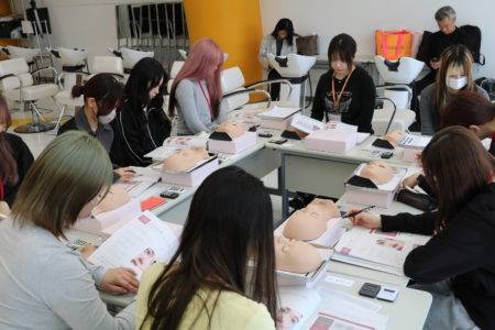 美容学生が学ぶ「パリジェンヌラッシュリフト」｜特別講習会を開催！